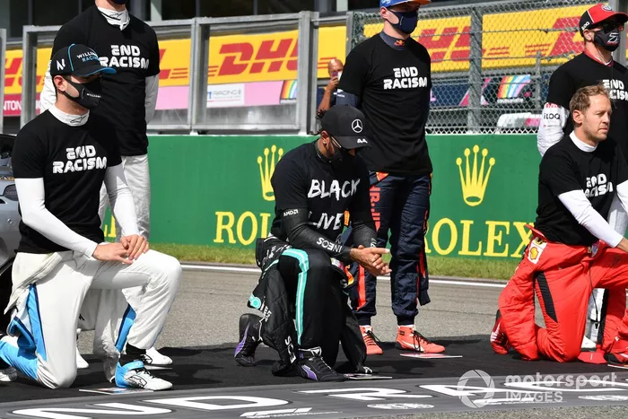 Nicholas Latifi, Williams Racing, Lewis Hamilton, Mercedes-AMG F1, Sebastian Vettel, Ferrari, e gli altri piloti in ginocchio contro il razzismo
