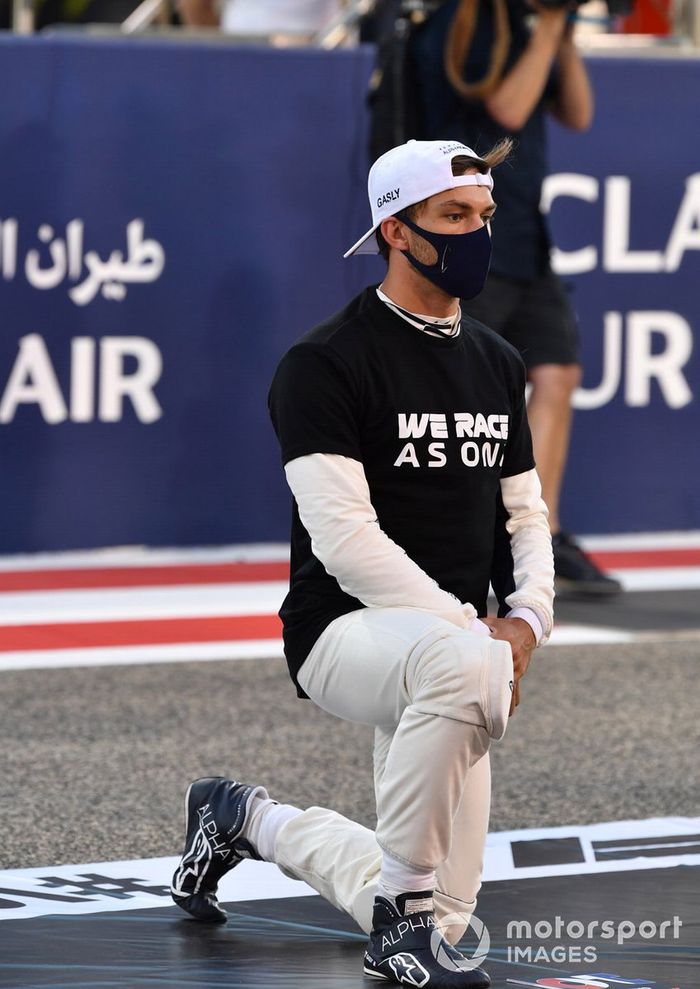 Pierre Gasly, AlphaTauri AT02 se arrodilla