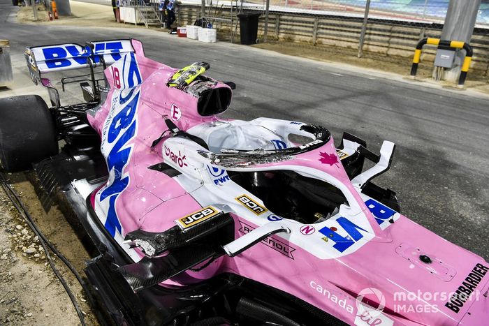El coche de Lance Stroll, Racing Point RP20, tras tocarse con Daniil Kvyat, AlphaTauri AT01, y volcar