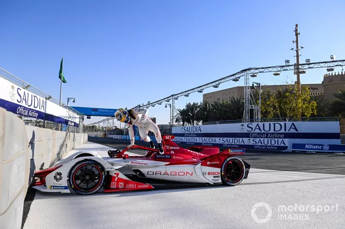 Sergio Sette Camara, Dragon Penske Autosport, Penske EV-4, esce dalla macchina