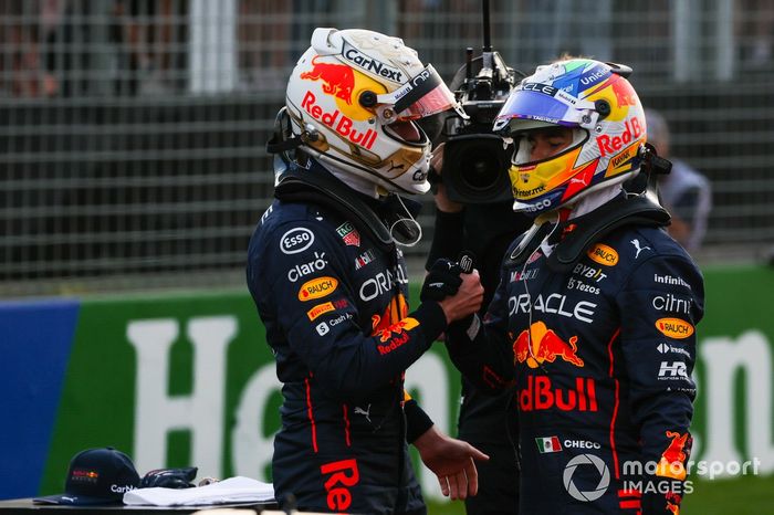 Max Verstappen, Red Bull Racing, Sergio Pérez, Red Bull Racing, se felicitan en el Parc Ferme tras la clasificación