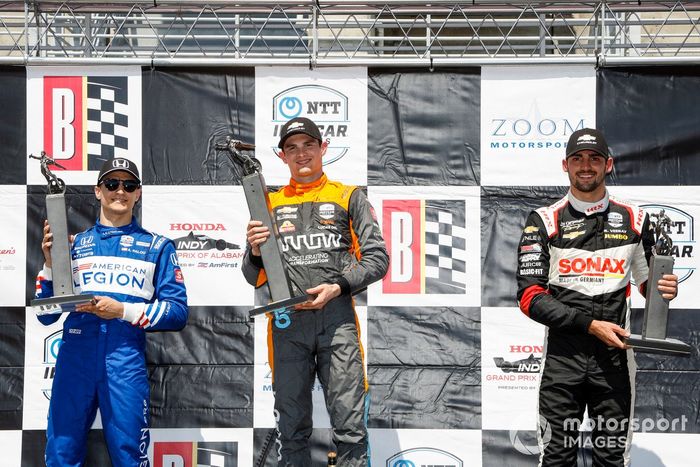Podio: segundo lugar Alex Palou, Chip Ganassi Racing Honda,  ganador Patricio O'Ward, Arrow McLaren SP Chevrolet, tercer lugar Rinus VeeKay, Ed Carpenter Racing Chevrolet
