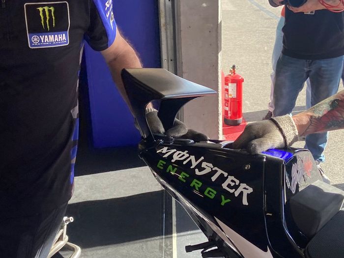 Detalle de la moto de Yamaha M1 con el nuevo alerón en el colín