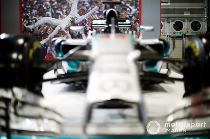 Vista del AMG Mercedes-Benz de Lewis Hamilton con una imagen de Hamilton celebrando la conquista de uno de sus cinco títulos con el equipo