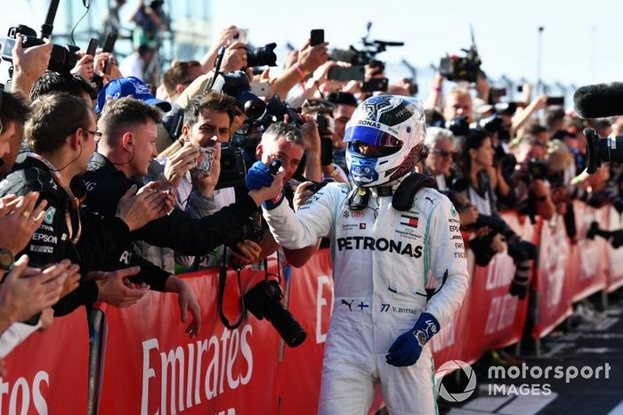 Valtteri Bottas, Mercedes AMG F1, 1ª posición, celebra en Parc Ferme con su equipo