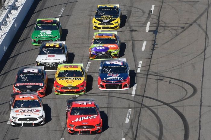 Daniel Suarez, Stewart-Haas Racing, Ford Mustang Haas Automation, Michael McDowell, Front Row Motorsports, Ford Mustang A&W All American Foods