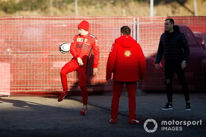 Charles Leclerc, Ferrari, gioca a calcio nel paddock