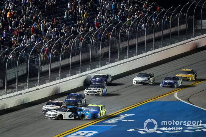 Accidente de la última vuelta Ryan Newman, Roush Fenway Racing, Ford Mustang Koch Industries, Ryan Blaney, Team Penske, Ford Mustang Menards / Peak, Denny Hamlin, Joe Gibbs Racing, Toyota Camry FedEx Express