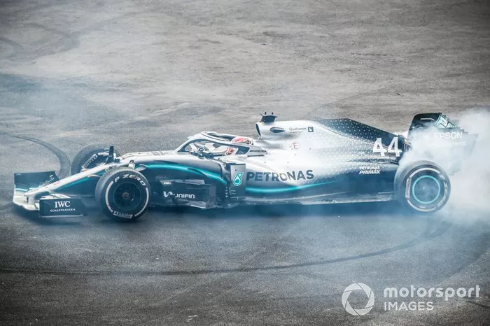 Ganador de la carrera Lewis Hamilton, Mercedes AMG F1 W10 realiza un donut