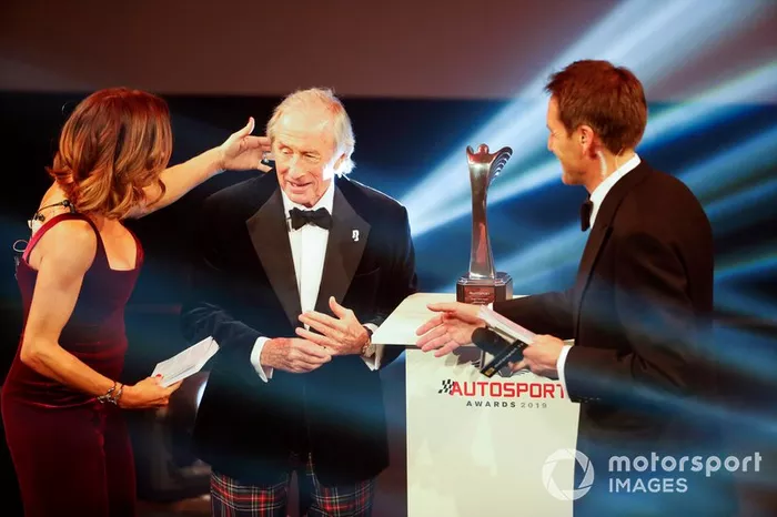 Sir Jackie Stewart presenta el premio Gregor Grant para el Gran Premio de Mónaco