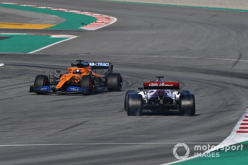Carlos Sainz Jr., McLaren MCL35 evita a un Robert Kubica, Alfa Romeo Racing C39 trompeado