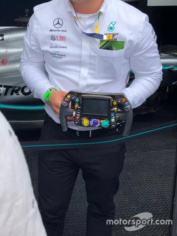 Volante del Mercedes de F1 en el tributo a Senna