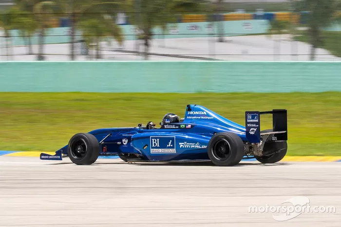Emerson Fittipaldi Jr. prueba un monoplaza de Fórmula 4