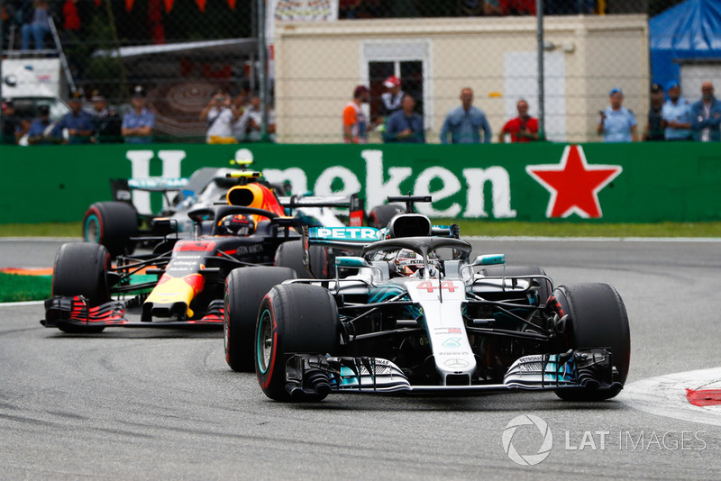 Lewis Hamilton, Mercedes AMG F1 W09, Max Verstappen, Red Bull Racing RB14, y Valtteri Bottas, Mercedes AMG F1 W09