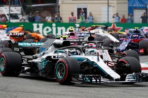 Valtteri Bottas, Mercedes AMG F1 W09,  Romain Grosjean, Haas F1 Team VF-18 