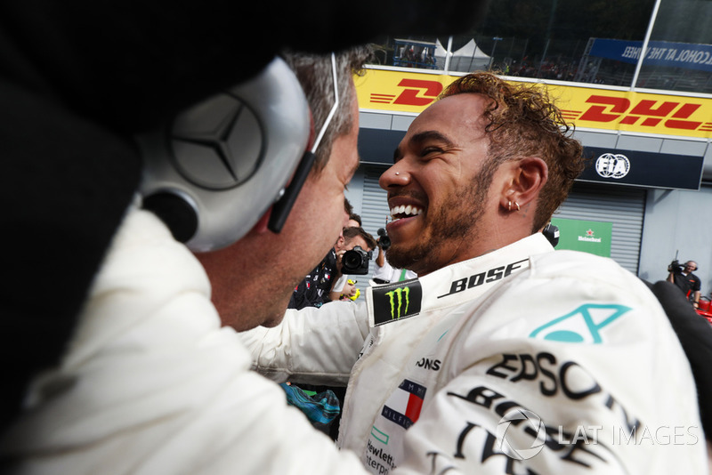 El ganador de la carrera Lewis Hamilton, Mercedes AMG F1, celebra con su equipo