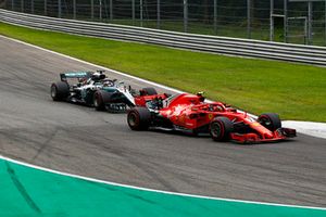 Kimi Raikkonen, Ferrari SF71H y Lewis Hamilton, Mercedes AMG F1 W09 