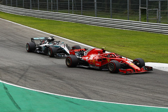 Kimi Raikkonen, Ferrari SF71H y Lewis Hamilton, Mercedes AMG F1 W09