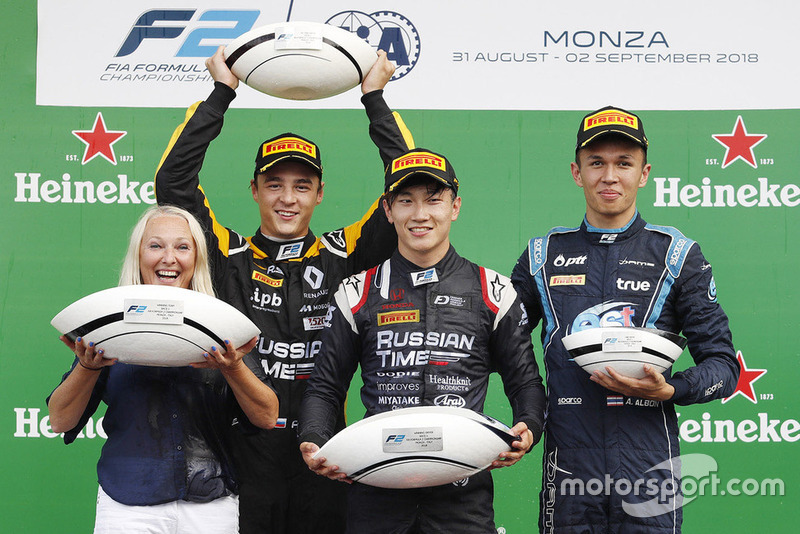 Markelov et Albon sont montés sur le podium aux côtés de Makino et ont eu droit à des trophées... étranges