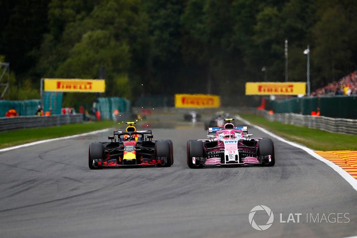 Max Verstappen, Red Bull Racing RB14, y Esteban Ocon, Racing Point Force India VJM11