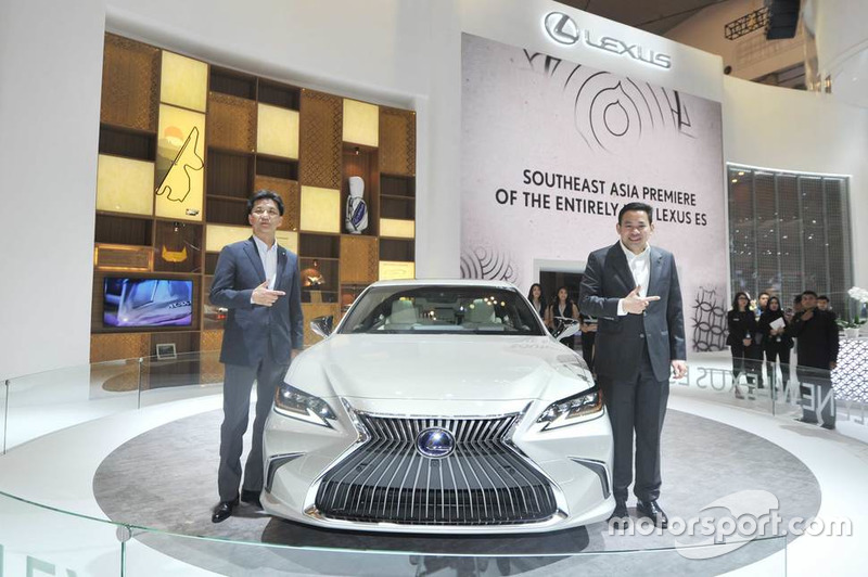Yasuhiro Sakakibara, ES Chief Engineer, Adrian Tirtadjaja, General Manager Lexus Indonesia, berfoto bersama Lexus ES Generasi Ketujuh