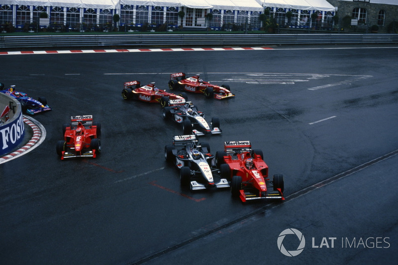 Michael Schumacher, Ferrari F300, se toca con Mika Hakkinen, McLaren MP4/13 en la salida