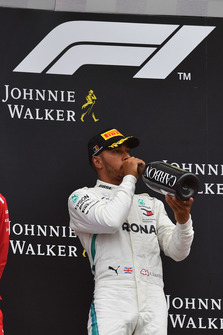 Lewis Hamilton, Mercedes AMG F1, festeggia sul podio con lo champagne