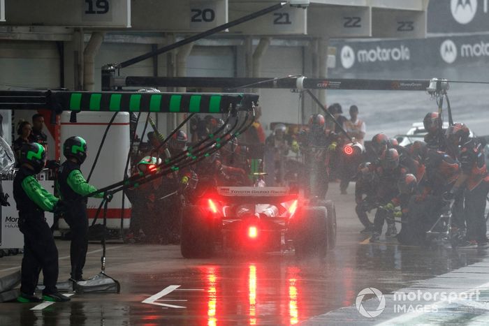 Nico Hulkenberg, Haas VF-24, hace una parada en boxes