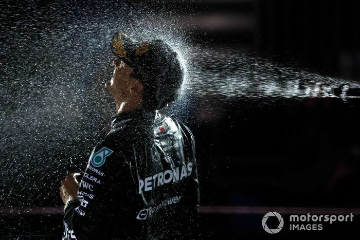 George Russell, Mercedes-AMG F1 Team, 1. miejsce, zostaje spryskany szampanem na podium.