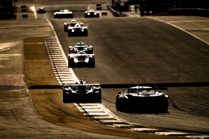 Acción en pista al atardecer