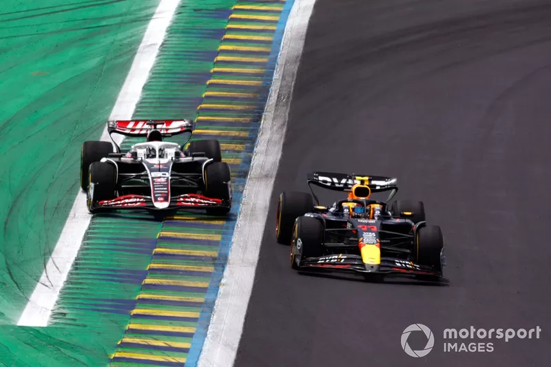 Sergio Pérez, Red Bull Racing RB20, Oliver Bearman, Haas VF-24