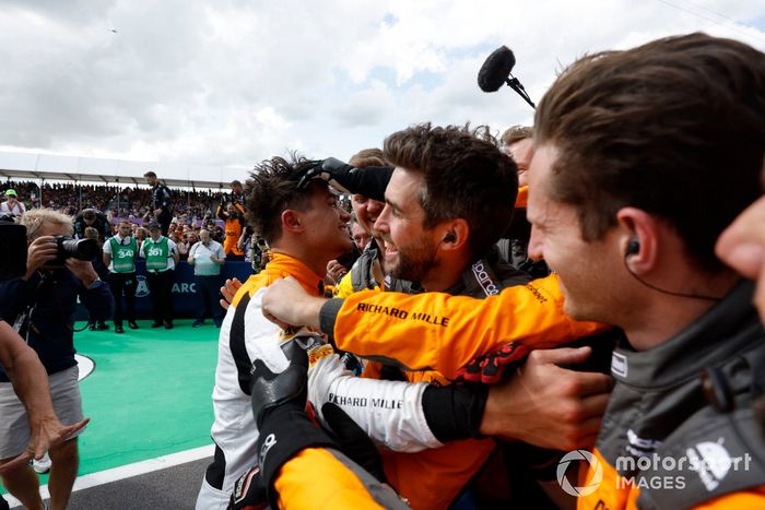 Lando Norris, McLaren, 2ª posición, celebra con su equipo en Parc Ferme