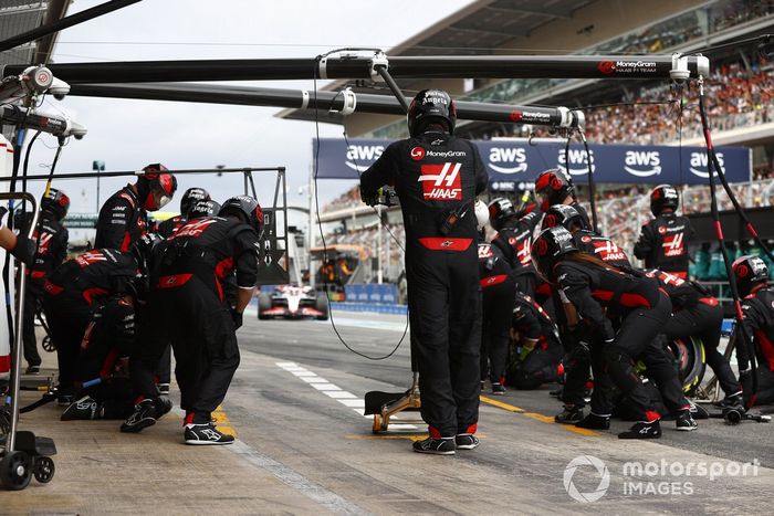 Kevin Magnussen, Haas VF-23, hace una parada en boxes