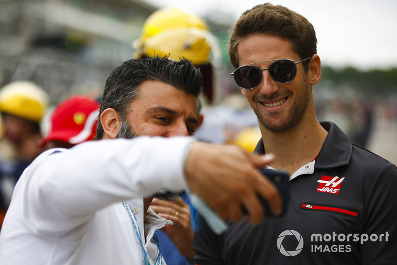 Romain Grosjean, Haas F1 Team, bersama fans