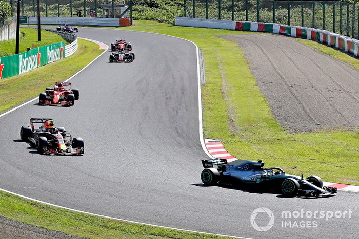 Valtteri Bottas, Mercedes AMG F1 W09 y Max Verstappen, Red Bull Racing RB14