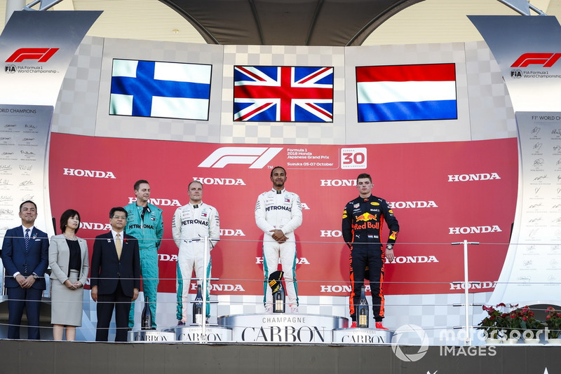 Il secondo classificato Valtteri Bottas, Mercedes AMG F1, il vincitore della gara Lewis Hamilton, Mercedes AMG F1 e il terzo classificato Max Verstappen, Red Bull Racing, sul podio
