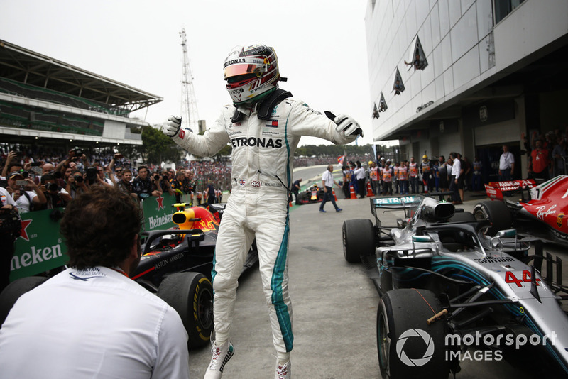 Le vainqueur Lewis Hamilton, Mercedes AMG F1 fête sa victoire dans le Parc Fermé