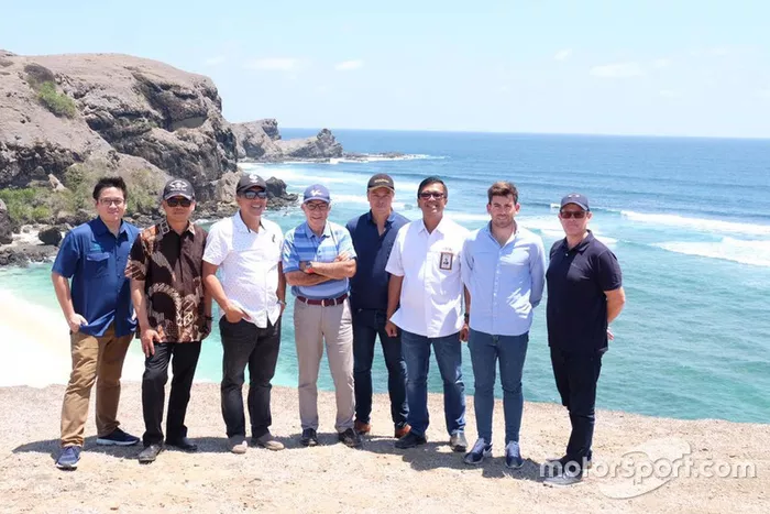 CEO Dorna Sports S.L, Carmelo Ezpeleta, diretor de turismo da Indonésia, Abdulbar M. Mansoer