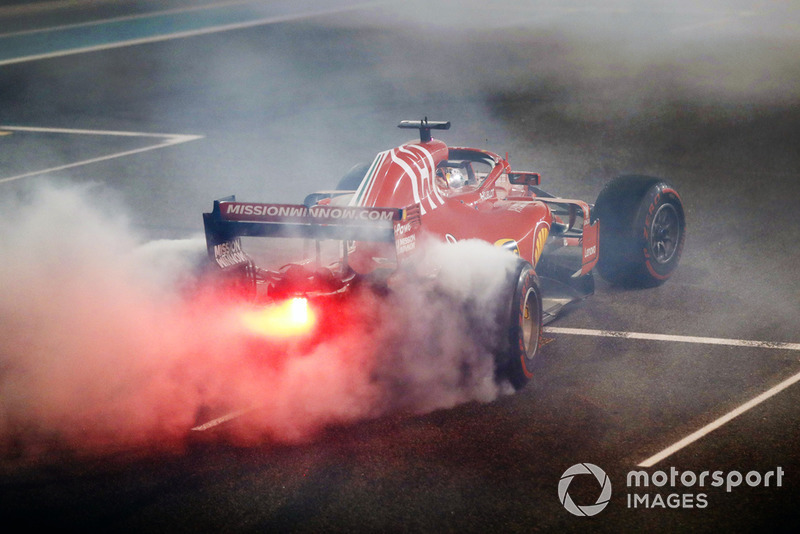 Sebastian Vettel, Ferrari SF71H, melakukan atraksi donat usai balapan