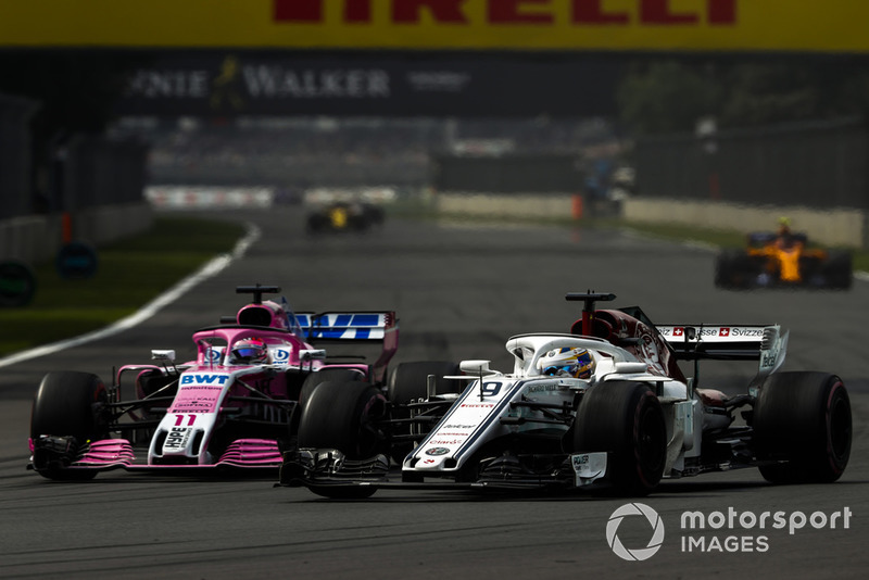 Marcus Ericsson, Sauber C37, battles with Sergio Perez, Racing Point Force India VJM11