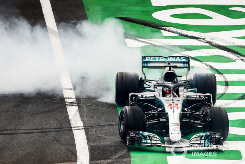 Lewis Hamilton, Mercedes AMG F1 W09 EQ Power+, esegue dei donut per festeggiare la conquista del suo 5° Titolo Mondiale