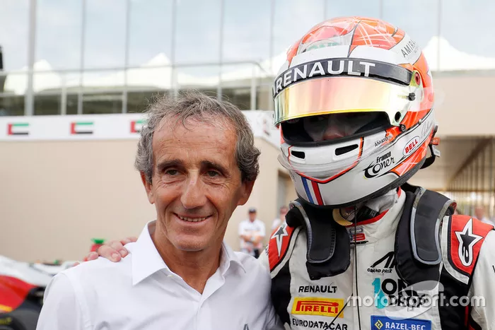 Na foto, ele comemora o título ao lado de Alain Prost.