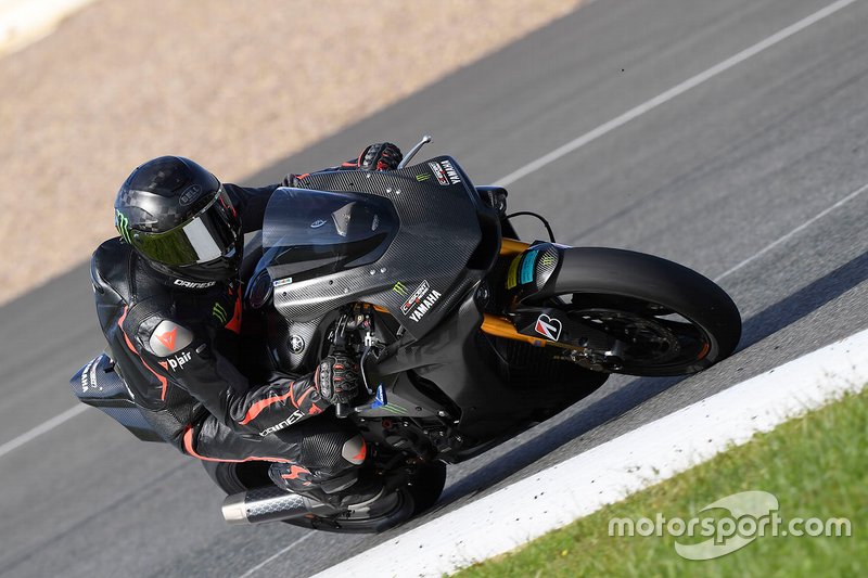 Lewis Hamilton mengetes motor Superbike Yamaha