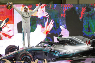 Lewis Hamilton, Mercedes-AMG F1 W09, festeggia nel parco chiuso