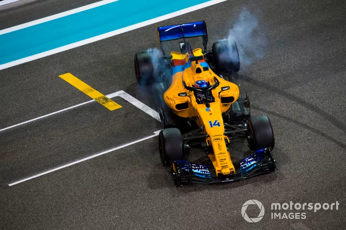 Fernando Alonso, McLaren MCL33, hace donuts al final de su última carrera