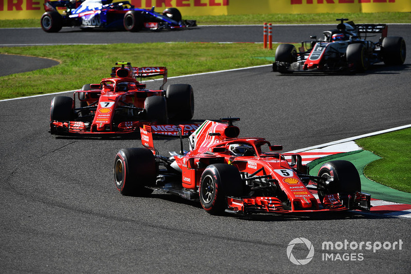 Sebastian Vettel, Ferrari SF71H devant Kimi Raikkonen, Ferrari SF71H et Romain Grosjean, Haas F1 Team VF-18 