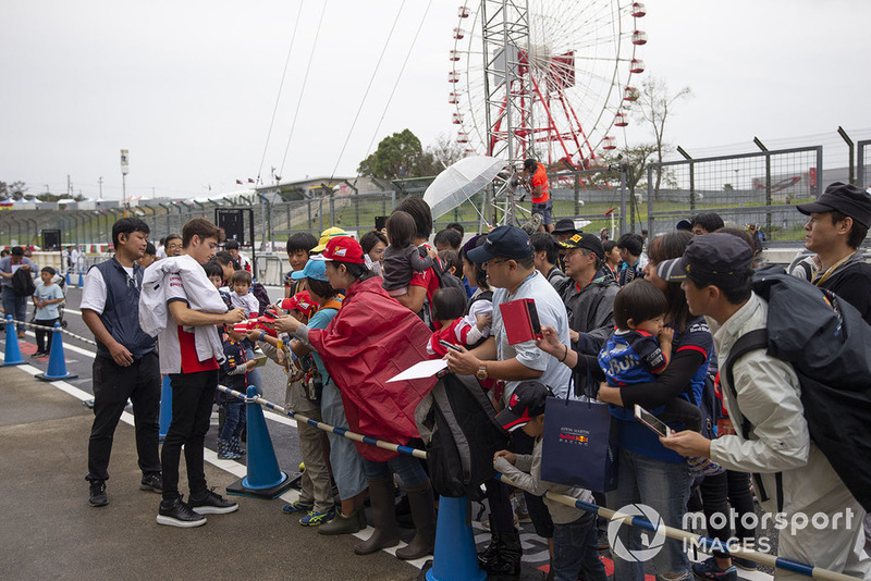 Charles Leclerc, Sauber signs autographs for fans