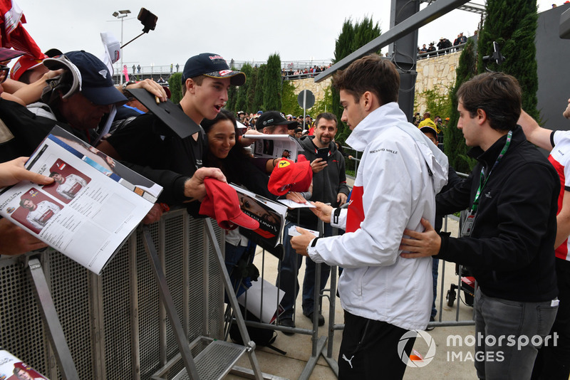 Charles Leclerc, Sauber, firma autografi ai tifosi