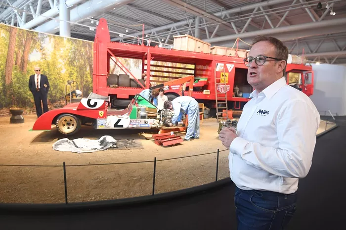Fabrice Bourrigaud, directeur du M24, devant un diorama Ferrari