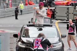 1. Lewis Hamilton, Mercedes AMG F1, feiert nach der Siegerehrung